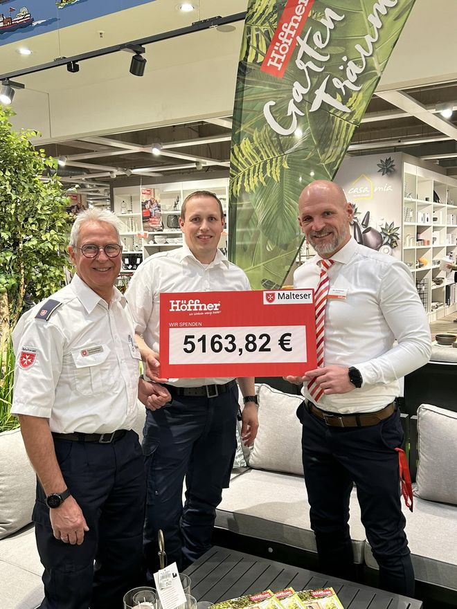 Kurt Koenemann und Tim Gladis erhalten den symbolischen Spendenscheck über mehr als 5.000 Euro aus den Händen von Herr Dunkelmann, Hausleiter des Möbelhaus Höffner. 